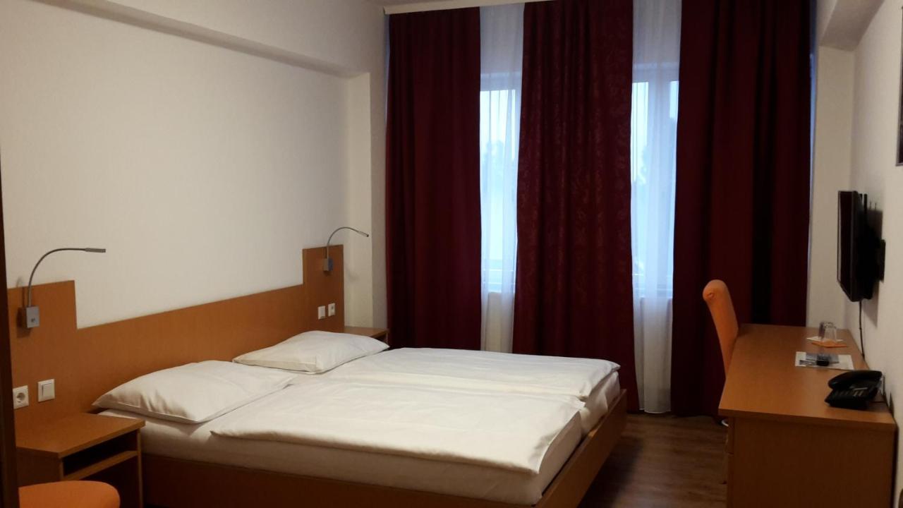 Hotel - Restaurant Martinihof Lajtaszentmiklós Kültér fotó